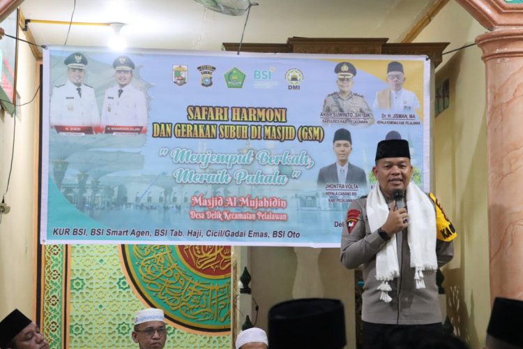 Budayakan Sholat Subuh Berjamaah, Tim Safari Subuh Harmoni Polres Pelalawan Gelar Sholat Subuh Berjamaah di Masjid Al-Mujahidin Desa Delik